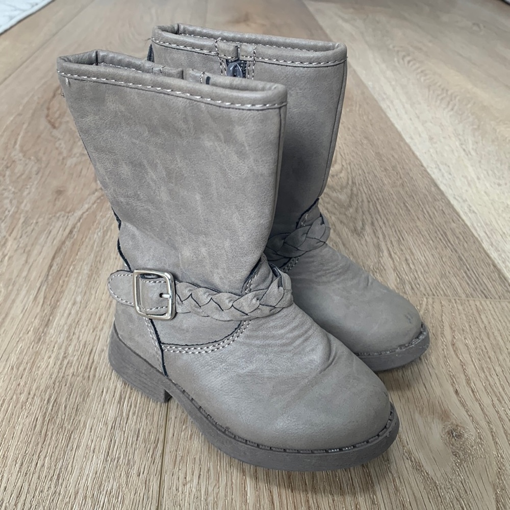 OshKosh toddler boots size US6